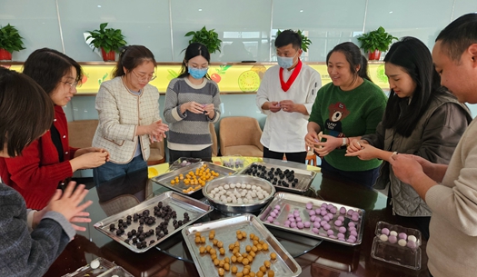 滾湯圓、猜燈謎、制花燈~~元宵節就要這樣過